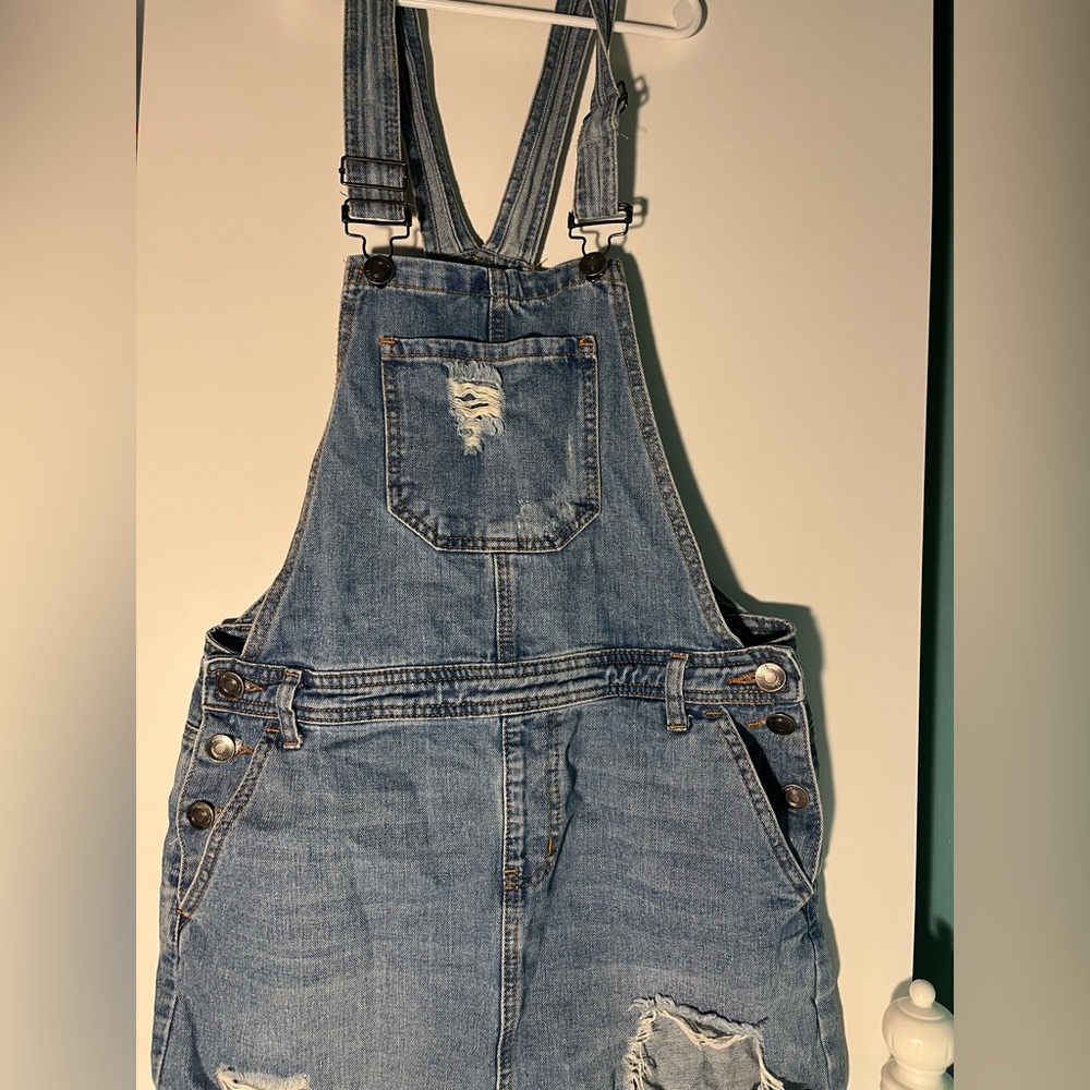 Hi! I am selling a jean skirt overall. Side Medium, and in great condition.